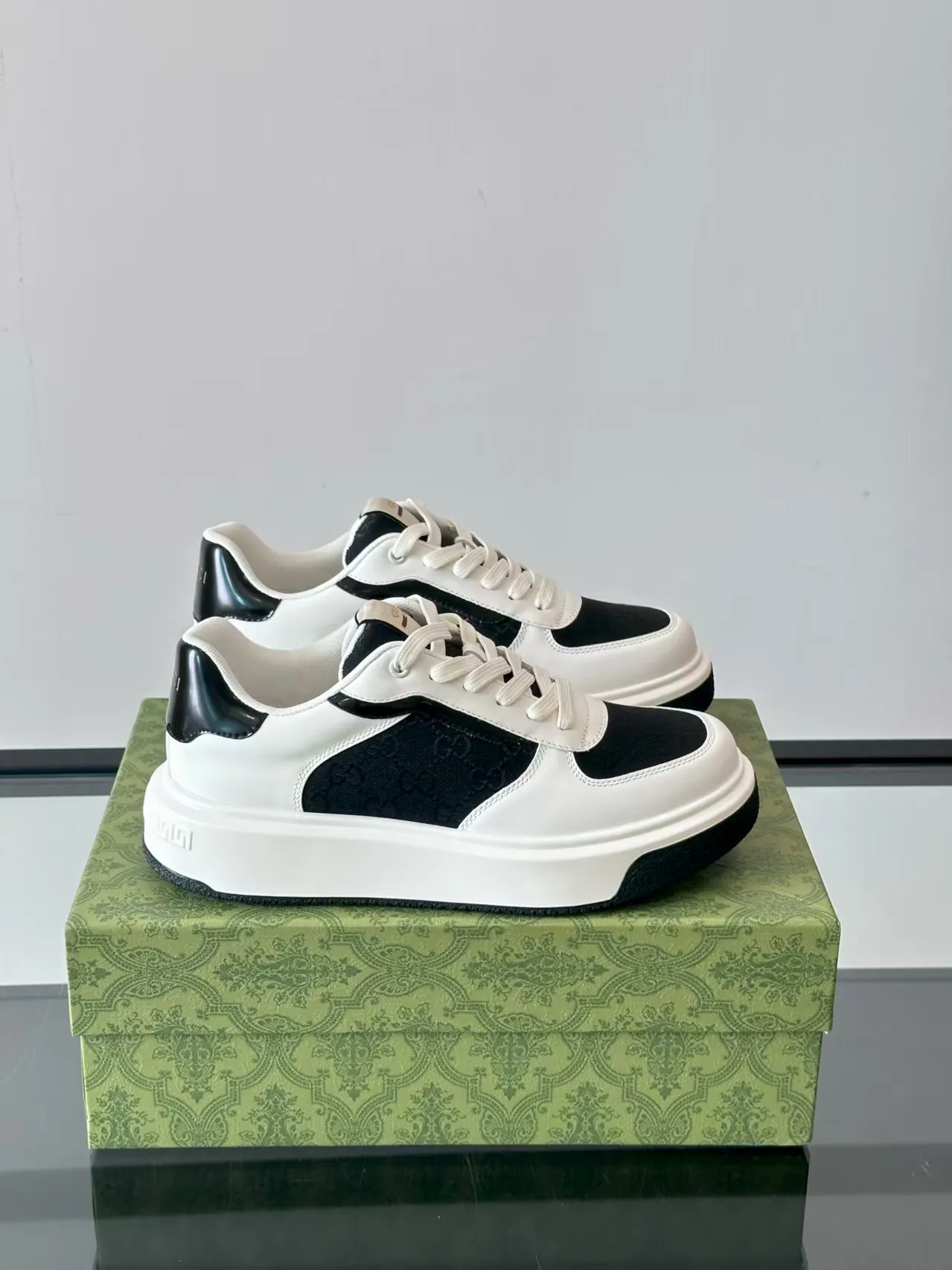 Factory price: 480💰New men's shoes GUCCI [Lightning] latest shoes shipped. Original quality, fashionable, special materials, sheepskin lining, new packaging. The foot feels super comfortable and the workmanship is impeccable. Size: 38-44, customized 45
